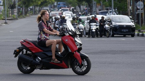 Sejumlah turis asing mengendarai sepeda motor tanpa mengenakan helm di Jalan Sunset Road, Kuta, Badung, Bali, Selasa (28/2/2023). Beberapa waktu terakhir,  warganet ramai membahas oknum turis asing yang berulah dan berkelakuan buruk di Bali. ANTARA FOTO/Nyoman Hendra Wibowo/rwa.