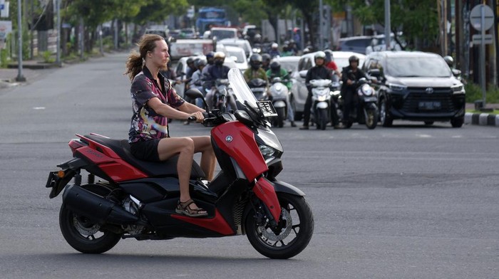 Kelakuan Buruk Oknum Turis Asing Saat Berkendara di Bali Sejumlah turis asing mengendarai sepeda motor tanpa mengenakan helm di Jalan Sunset Road, Kuta, Badung, Bali, Selasa (28/2/2023). Beberapa waktu terakhir, warganet ramai membahas oknum turis asing yang berulah dan berkelakuan buruk di Bali. ANTARA FOTO/Nyoman Hendra Wibowo/rwa.