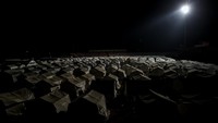 Tampak tenda Presidensi Manajemen Bencana dan Darurat Turki (AFAD) yang didirikan di sebuah stadion di kota Kahramanmaras.  