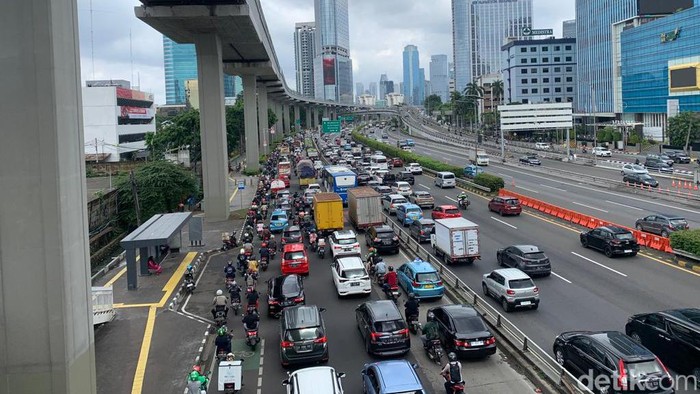 Kemacetan di Jalan Gatsu, Pancoran arah Semanggi, 28 Februari, pukul 09.30 WIB (Mulia/detikcom)