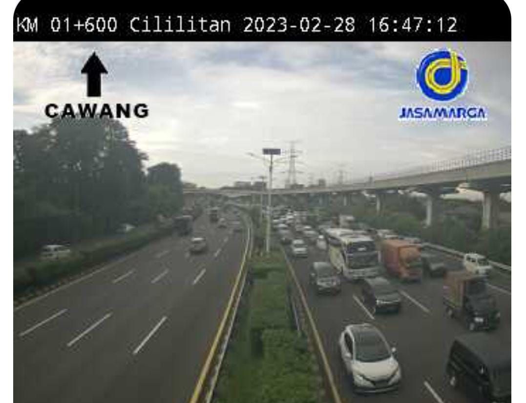 Kemacetan di ruas Tol Jagorawi dan Dalam Kota pada Selasa (28/2/2023) via CCTV Travoy