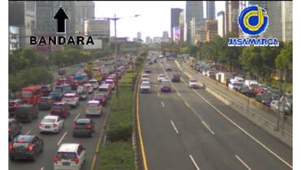 Kemacetan di ruas Tol Jagorawi dan Dalam Kota pada Selasa (28/2/2023) via CCTV Travoy