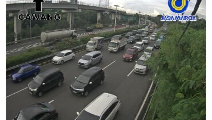 Kemacetan di ruas Tol Jagorawi dan Dalam Kota pada Selasa (28/2/2023) via CCTV Travoy