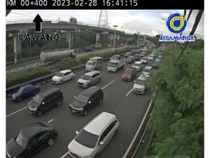 Ada Pohon Tumbang, Tol Jagorawi Arah Kali Cipinang Macet