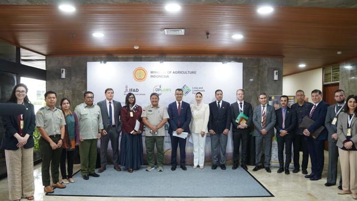 Karyawan PT PT Bank Negara Indonesia Tbk menyiapkan uang tunai di salah satu kantor BNI di Jakarta, Kamis (8/11/2016). Menjelang Natal dan Tahun Baru 2017, BNI siap mengantisipasi permintaan uang tunai yang cenderung meningkat. (Ari Saputra/detikcom)
