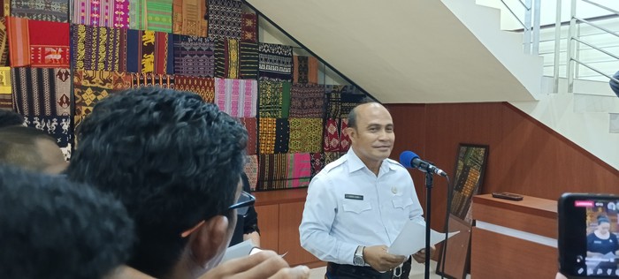 Dinas Pendidikan NTT merevisi jam masuk sekolah siswa SMU/SMK di Kota Kupang dari pukul 05.00 Wita menjadi 05.30 Wita.
