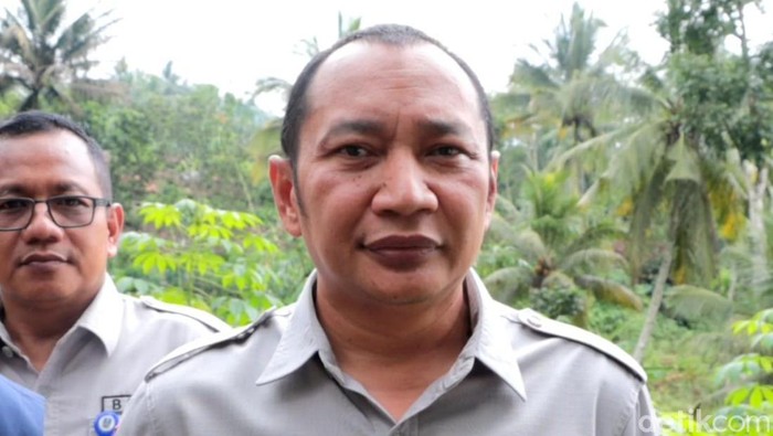 Kepala Pelaksana BPBD Jatim Gatot Soebroto meninjau lokasi tanah gerak di Ponorogo.
