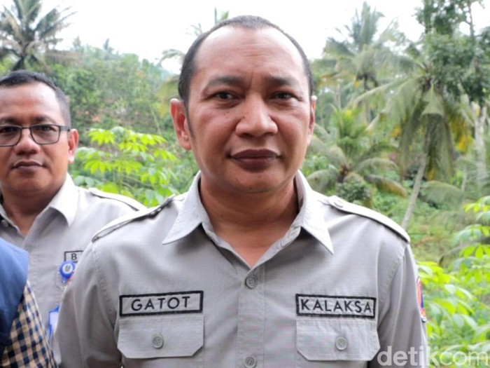 Kepala Pelaksana BPBD Jatim Gatot Soebroto meninjau lokasi tanah gerak di Ponorogo.