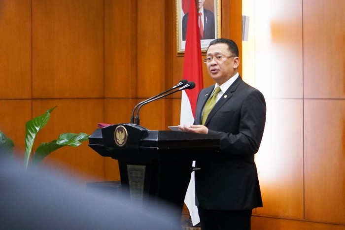 Bamsoet usai melantik anggota MPR RI pengganti antar waktu, Ahmad Syaifullah Malonda, dari Kelompok DPD RI, Dapil Provinsi Sulawesi Tengah, di Gedung MPR RI, Jakarta, Selasa (28/2/23).