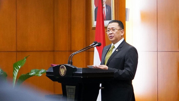 Bamsoet usai melantik anggota MPR RI pengganti antar waktu, Ahmad Syaifullah Malonda, dari Kelompok DPD RI, Dapil Provinsi Sulawesi Tengah, di Gedung MPR RI, Jakarta, Selasa (28/2/23).