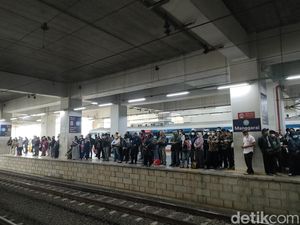 Anker Minta Gerbong Kereta Diperbanyak agar Tak Berdesak-desakan