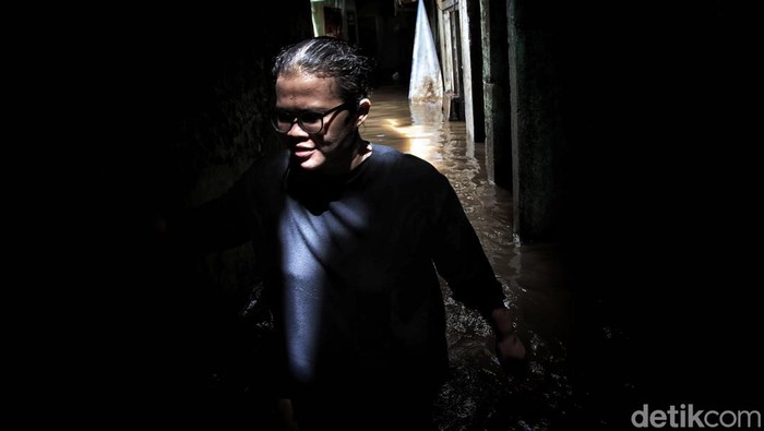 Kondisi Terkini Banjir di Kebon Pala Jaktim Sejumlah warga beraktivitas di kawasan yang terendam banjir Kebon Pala, Kampung Melayu, Jakarta Timur, Selasa (28/2/2023).