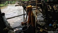 Warga setempat biasanya mulai mengungsi apabila status ketinggian air di pintu air Manggarai sudah Siaga I atau ketinggian banjir di lokasi sudah mencapai 180 cm.