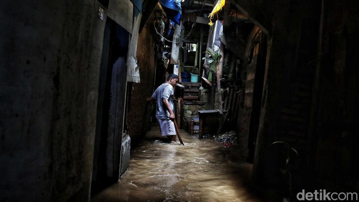 Sejumlah warga beraktivitas di kawasan yang terendam banjir Kebon Pala, Kampung Melayu, Jakarta Timur, Selasa (28/2/2023).