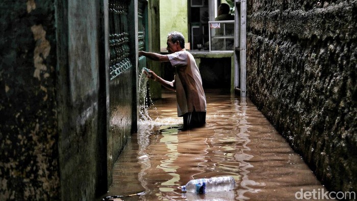 Sejumlah warga beraktivitas di kawasan yang terendam banjir Kebon Pala, Kampung Melayu, Jakarta Timur, Selasa (28/2/2023).