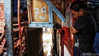 Ada juga warga yang bertahan di lantai dua rumahnya.