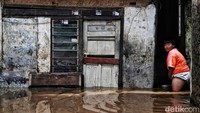 Warga tetap bertahan di permukiman itu meski selalu diterjang banjir. Alasannya karena merupakan tanah kelahiran.