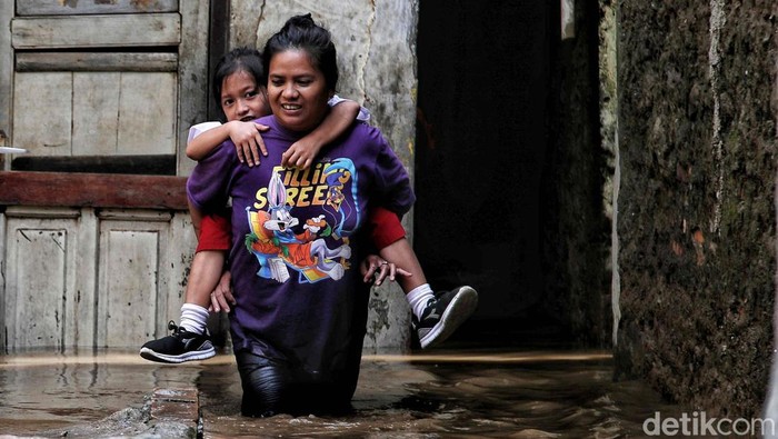 Kondisi Terkini Banjir di Kebon Pala Jaktim Sejumlah warga beraktivitas di kawasan yang terendam banjir Kebon Pala, Kampung Melayu, Jakarta Timur, Selasa (28/2/2023).