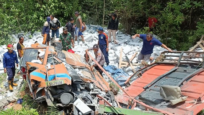 Kondisi truk hancur setelah terjatuh di jurang Pacitan