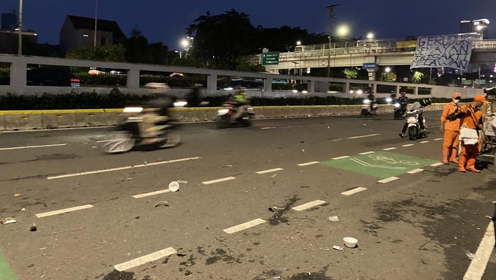 Lalin di Depan Gedung DPR Kembali Normal