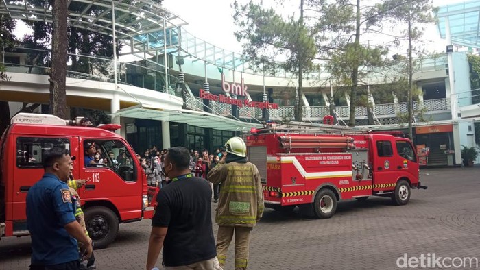 Latihan penanganan kebakaran di Kota Bandung.