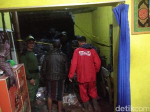 Seorang Nenek Tewas Tertimbun Longsor di Ngantang Malang