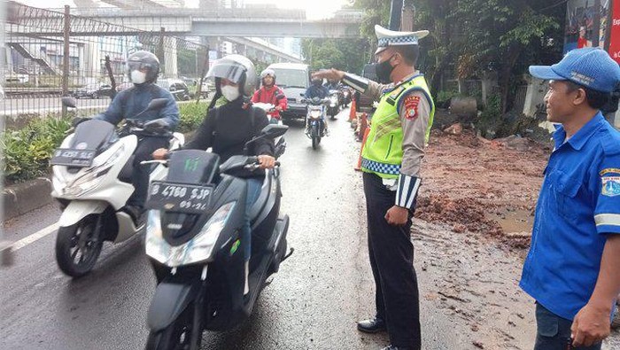 Macet di Jalan RA Kartini imbas jalan ambles (TMC Polda Metro Jaya)