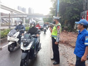 Imbas Jalan Ambles, Lalin Jl RA Kartini Lebak Bulus Arah Fatmawati Macet