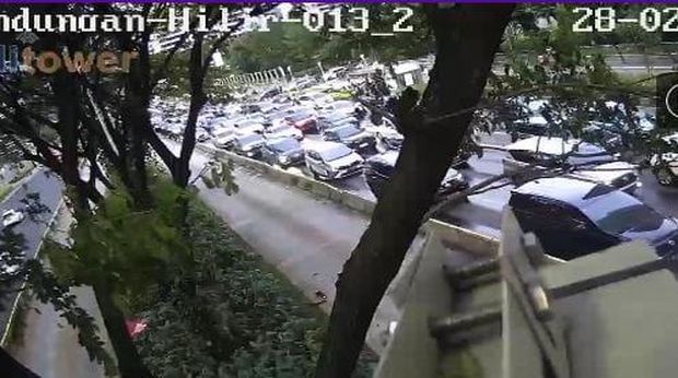 Macet di Jalan Sudirman dan Satrio (Screenshot CCTV Bali Tower via Molecool)