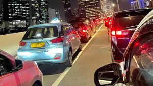 JLNT Casablanca Jaksel Macet Parah, Warga Turun dari Taksi Lalu Jalan Kaki