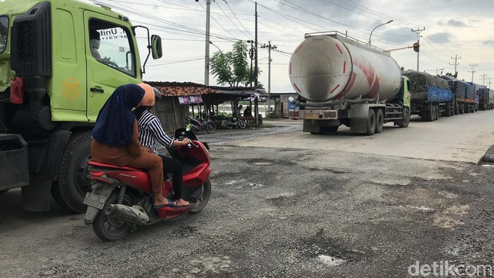 Arus lalu lintas di Jalan Pantura Rembang-Pati tepatnya di wilayah Kecamatan Kaliori mengalami kemacetan, Selasa (28/2/2023) siang.