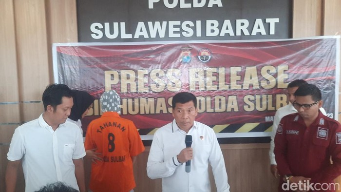 Wanita berinisial AM (52) di Kabupaten Majene, Sulawesi Barat (Sulbar) ditangkap polisi karena menjual mobil dengan dokumen atau faktur palsu.