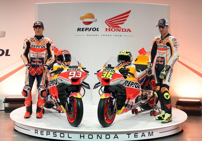 Repsol Honda Teams Spanish MotoGP drivers Marc Marquez (L) and Joan Mir pose with their new RC213V motorbikes during the Repsol Honda Team presentation for the upcoming 2023 Motorcyle Grand Prix season, in Madrid on February 22, 2023. (Photo by Pierre-Philippe Marcou / AFP)