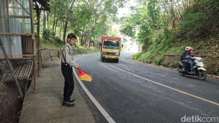 Masro sang penjaga di Tanjakan Alinayin, Ciamis.