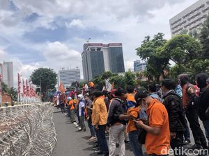 Ratusan Buruh Kobra Jatim Demo Grahadi Surabaya