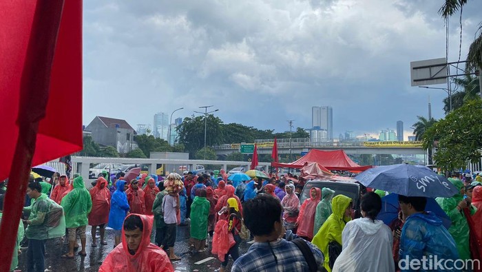 Massa Demo Tolak Perppu Ciptaker Bertahan di Depan DPR Meski Hujan Deras