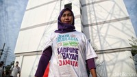 Warga beraktivitas di kawasan Kampung Susun Bayam. Sejauh ini total ada 123 KK yang belum mendapatkan kunci hunian Kampung Susun Bayam.
