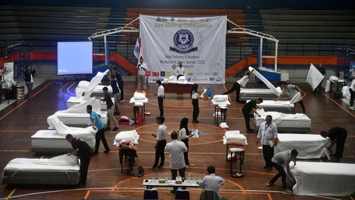 Melihat Keseruan Lomba Merapikan Tempat Tidur Sejumlah peserta mengikuti kompetisi merapikan dan menata tempat tidur di GOR Indoor Pajajaran, Kota Bogor, Jawa Barat, Senin (27/2/2023). Kompetisi yang diselenggarakan Badan Pimpinan Cabang (BPC) Indonesian Housekeepers Association (IHKA) Bogor tersebut diikuti 62 peserta dari wilayah Jabodetabek yang bertujuan meningkatkan kemampuan serta keahlian peserta sekaligus membangkitkan kembali geliat industri pariwisata dan perhotelan. ANTARA FOTO/Arif Firmansyah /tom.