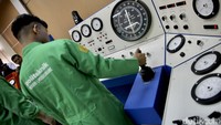 Mahasiswa Politeknik Negeri Lhokseumawe mengoperasikan perangkat simulasi instrumen pengeboran migas di Lhokseumawe, Aceh, Selasa (28/2/2023).