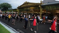 Sejumlah peserta kirab mengikuti gladi bersih untuk acara Mangayubagyo Tingalan Wiyosan 1 tahun Jumenengan Dalem atau peringatan kenaikan tahta raja Kanjeng Gusti Pangeran Adipati Arya (KGPPA) Mangkunegara X di halaman Keraton Mangkunegaran Solo, Jawa Tengah, Selasa (28/2/2023).