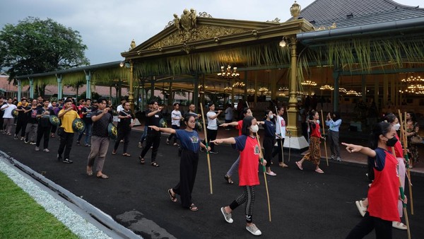 Sejumlah peserta kirab mengikuti gladi bersih untuk acara Mangayubagyo Tingalan Wiyosan 1 tahun Jumenengan Dalem atau peringatan kenaikan tahta raja Kanjeng Gusti Pangeran Adipati Arya (KGPPA) Mangkunegara X di halaman Keraton Mangkunegaran Solo, Jawa Tengah, Selasa (28/2/2023). Sejumlah peserta kirab mengikuti gladi bersih untuk acara Mangayubagyo Tingalan Wiyosan 1 tahun Jumenengan Dalem atau peringatan kenaikan tahta raja Kanjeng Gusti Pangeran Adipati Arya (KGPPA) Mangkunegara X di halaman Keraton Mangkunegaran Solo, Jawa Tengah, Selasa (28/2/2023).
