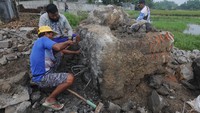 Para pencari besi bekas tersebut membeli besi pada bongkahan beton bekas bangunan tersebut dari Rp200 ribu hingga Rp5 juta tergantung banyak sedikitnya potensi besi bekasnya.