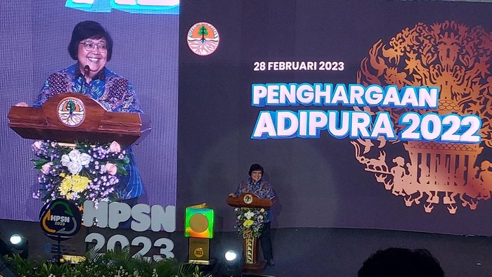 Menteri LHK Siti Nurbaya saat memberikan penghargaan Adipura (Rumondang-detikcom)