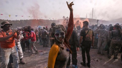 Seru Banget! Perang Tepung Warna-warni di Yunani