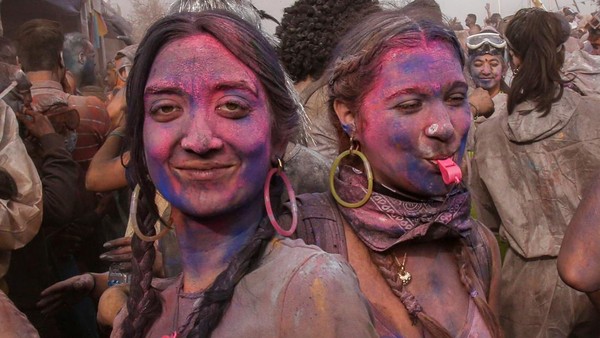 Tak jarang wajah peserta berlumuran tepung hingga penuh warna saat berpartisipasi dalam acara tersebut.
