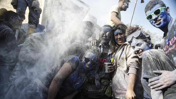GALAXIDI, GREECE- MARCH 11: Revellers participate in the colourful flour-war within a carnival in Galaxidi, Greece, on March 11, 2019.
 (Photo by Ayhan Mehmet/Anadolu Agency/Getty Images)