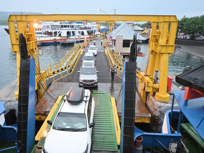 Mobil menaiki kapal laut.