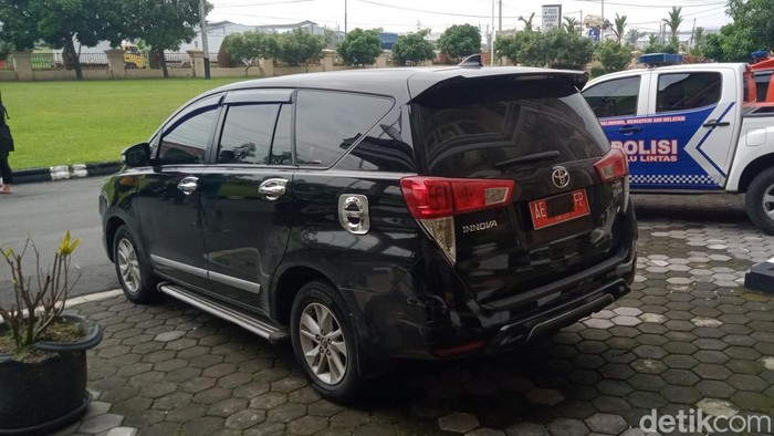 Mobil pelat merah Pemkab Madiun diamankan Polres Klaten terkait kasus tabrak lari, Selasa (28/2/2023).