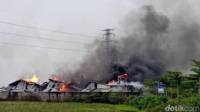 Pabrik kasur di Cirebon kebakaran, Selasa (28/2/2023)