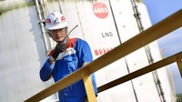 Pekerja memantau proses produksi LNG di Perta Arun Gas.